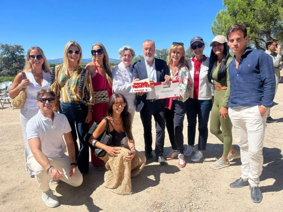 Una delicia de tomate: La Tienta Celebra el éxito del Dr. Ángel Martín