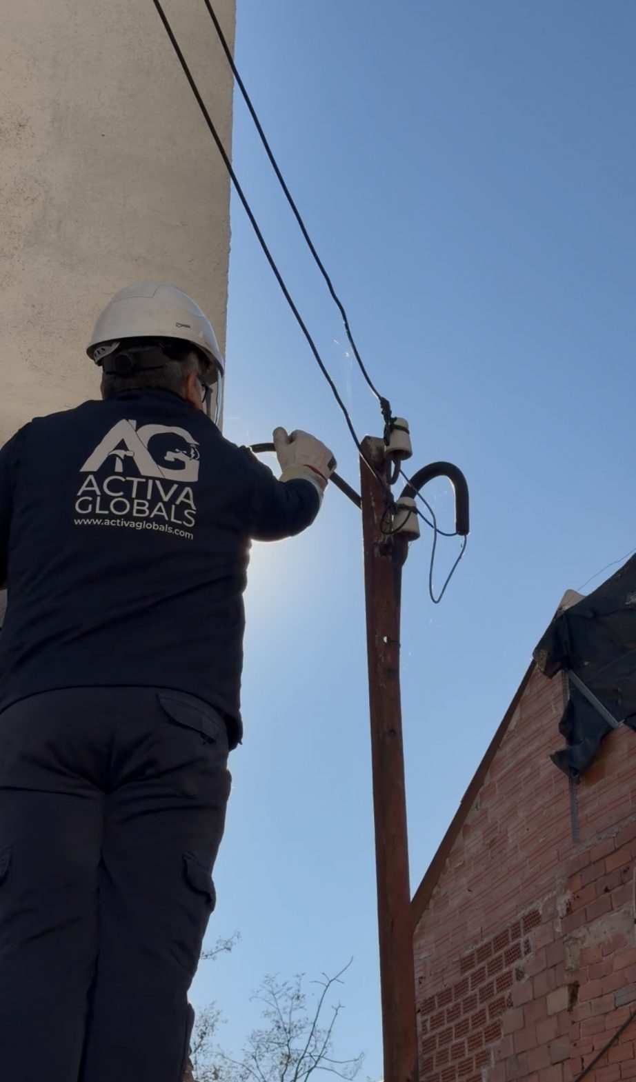 Un electricista autorizado que estuvo en Endesa ahora resuelve lo que otros no aceptan: así trabaja Activa Globals